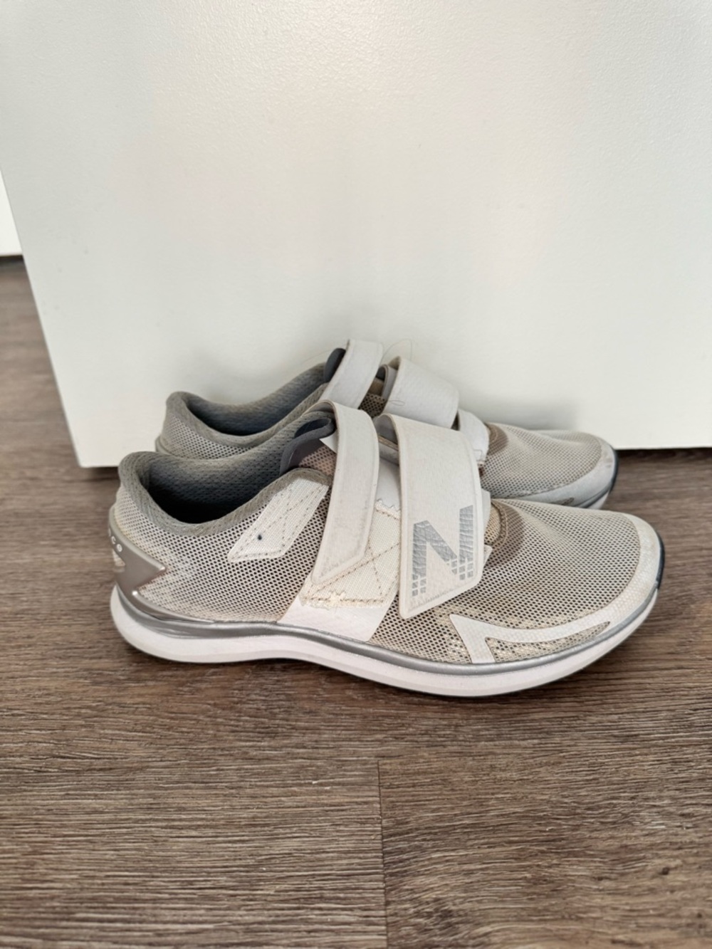 New Balance Velcro cycling shoes in Light Gray/White